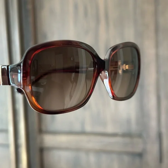 Fendi Brown Sunglasses. Don display picture 1